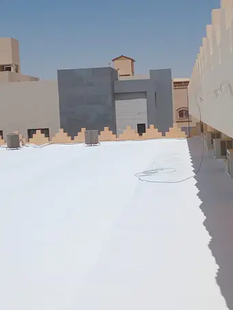 سطح مبنى مطلي بطبقة عازلة بيضاء