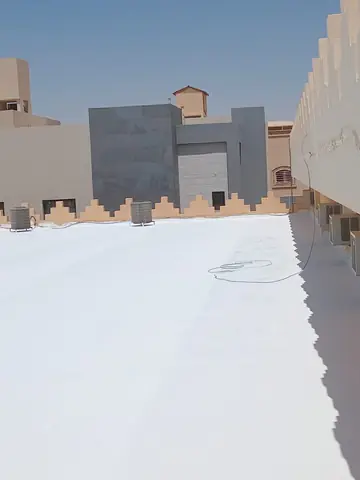 سطح مبنى مطلي بطبقة عازلة بيضاء